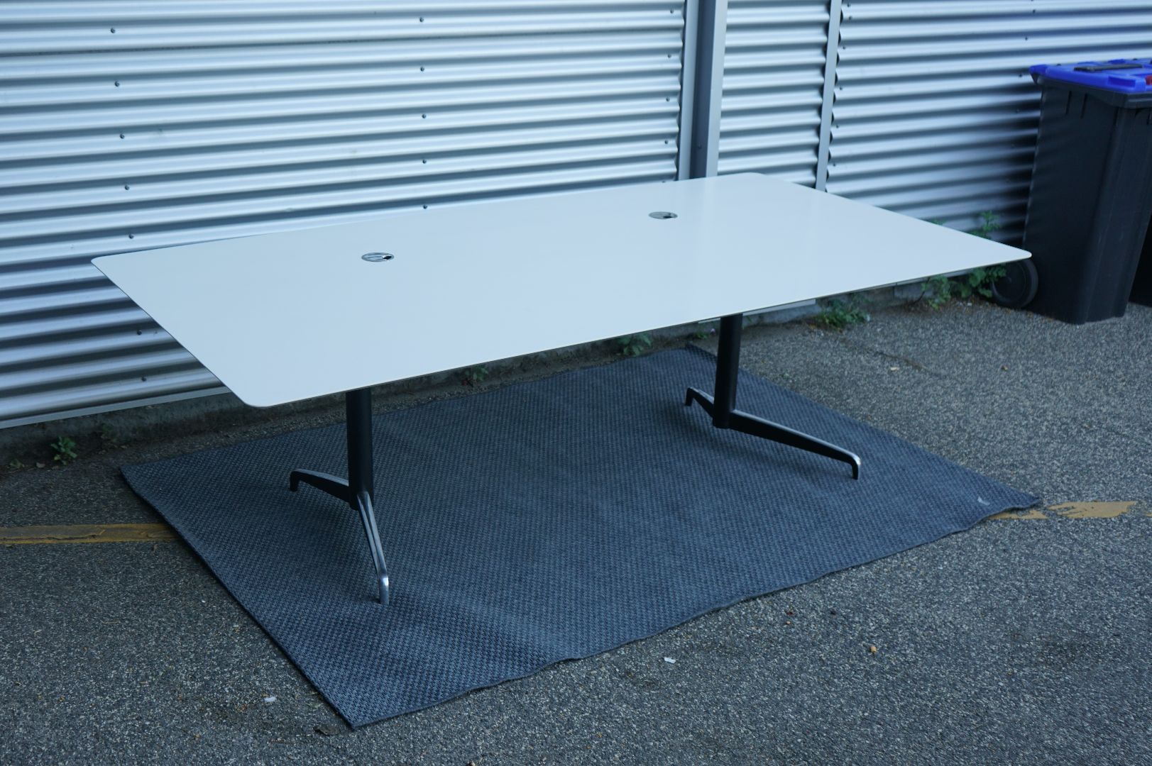 Holmris B8 Genese hæve-sænkebord i hvid 240x120 cm set fra skrå vinkel – elegant direktør skrivebord med dansk design.